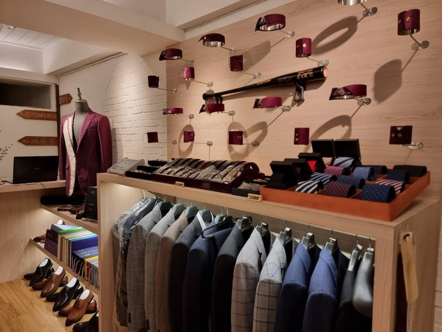 優部瑪尾西服店內的布料牆與成衣陳列