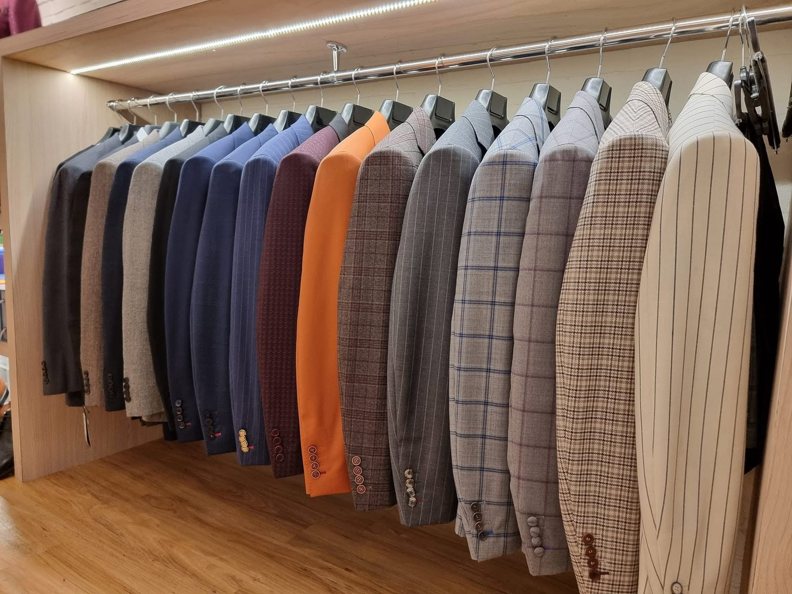 優部瑪尾西服店內一整排各色訂製西裝外套